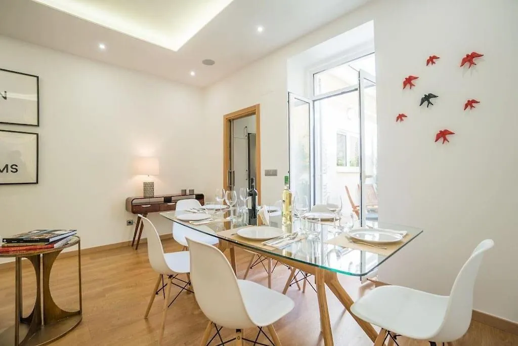 Апартаменты Lisbon Lapa Flat W/ Patio 0*,  Португалия